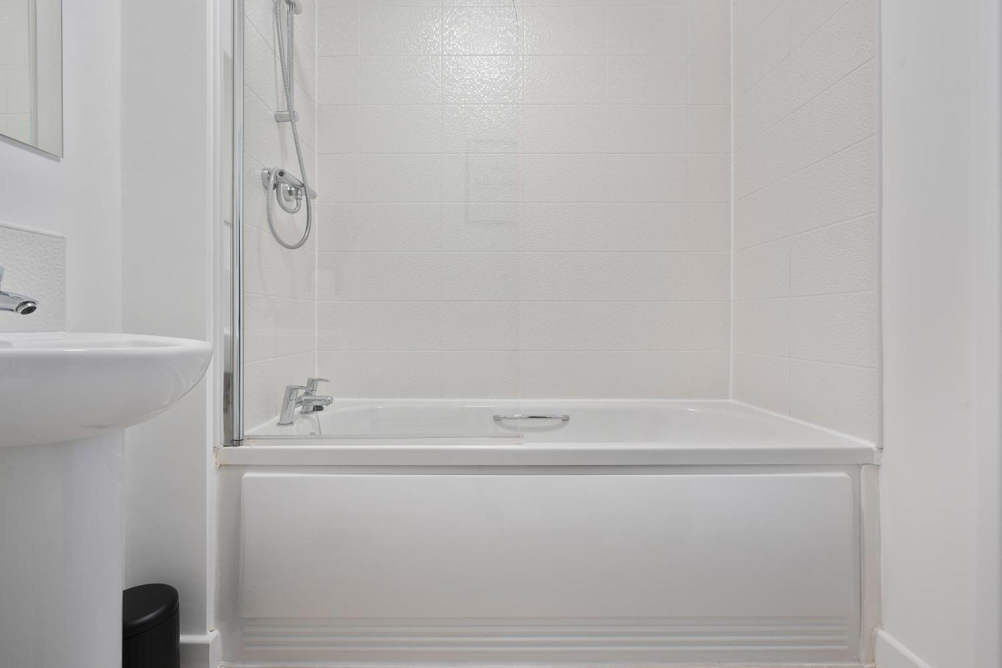 Mersey Way, Spacious 3 Bed Home, Close To Sheffield City Centre & Free Driveway Parking - Perfect For Workers, Groups & Families - Hosted By Stay Host Save Luaran gambar