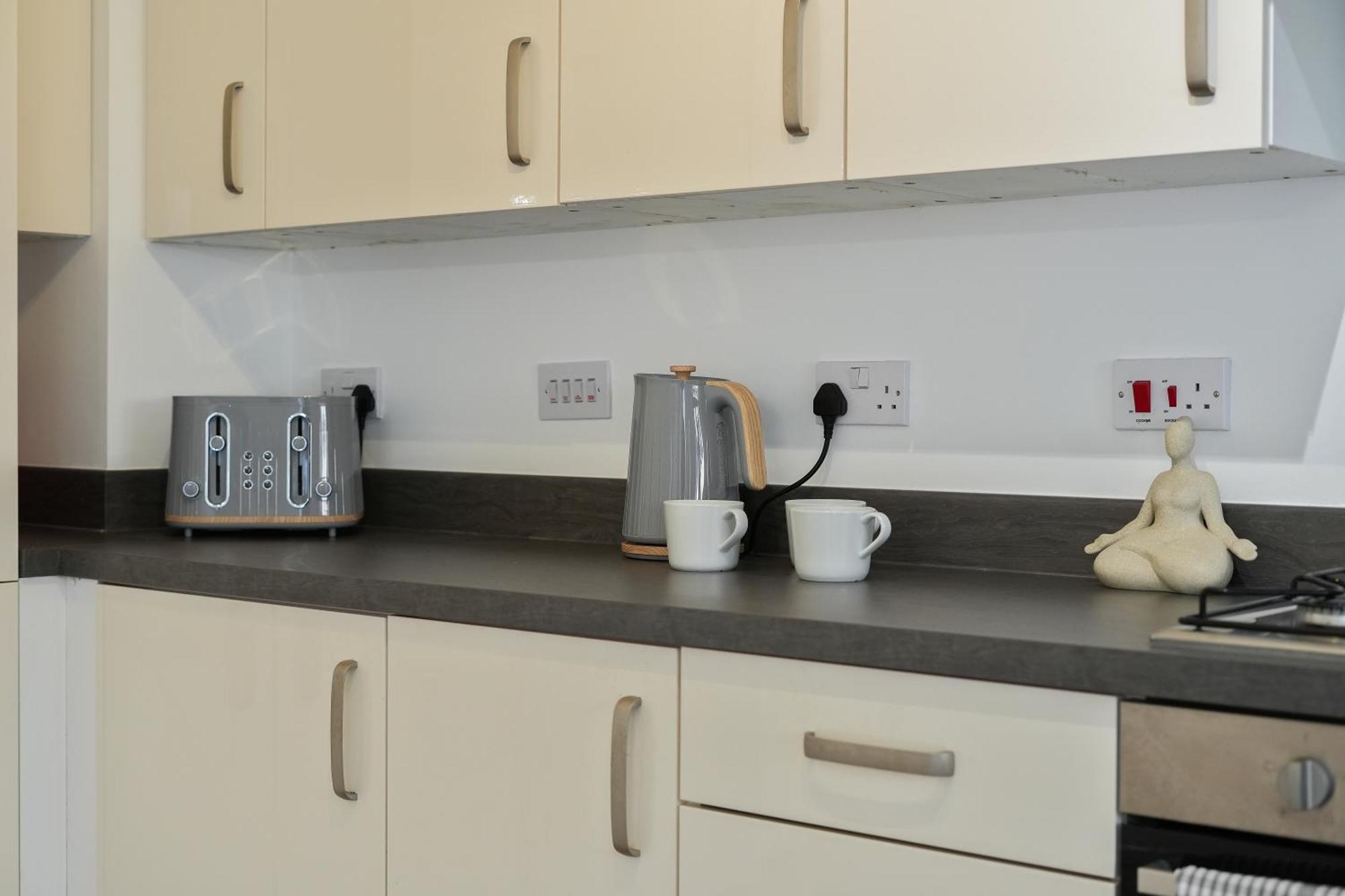 Mersey Way, Spacious 3 Bed Home, Close To Sheffield City Centre & Free Driveway Parking - Perfect For Workers, Groups & Families - Hosted By Stay Host Save Luaran gambar