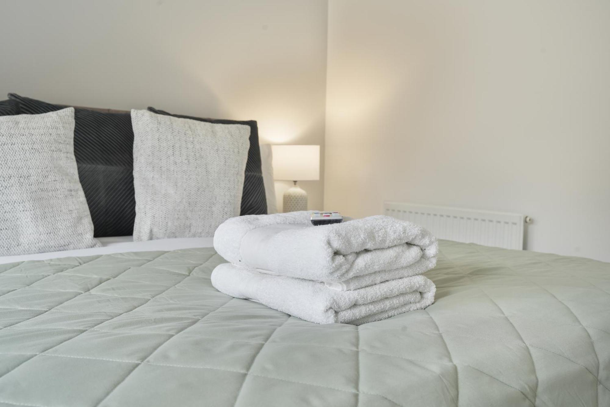 Mersey Way, Spacious 3 Bed Home, Close To Sheffield City Centre & Free Driveway Parking - Perfect For Workers, Groups & Families - Hosted By Stay Host Save Luaran gambar